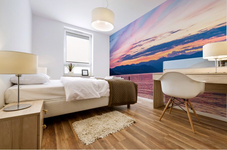 Sunset over Lake Chelan with silhouette of couple paddling on pa Impression murale