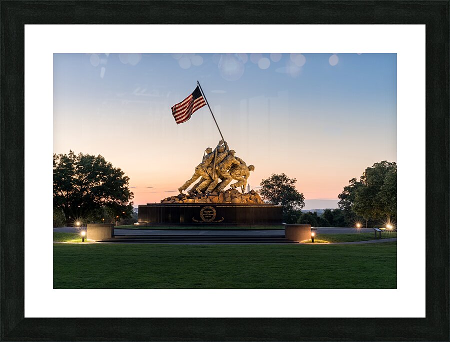 Iwo Jima Memorial at dawn as sun rises  Impression encadrée