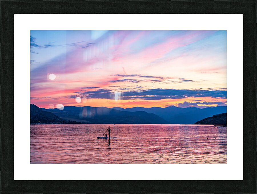 Sunset over Lake Chelan with silhouette of couple paddling on pa Impression et Cadre photo