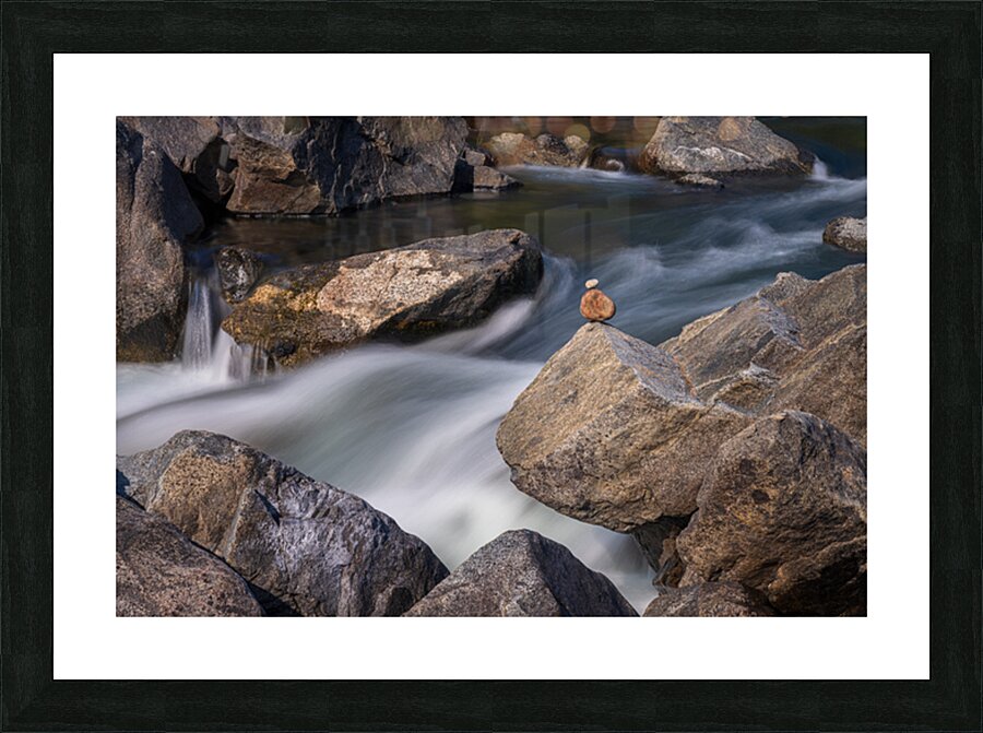 Pebbles balanced on rocks in raging river illustrating resilienc Impression et Cadre photo