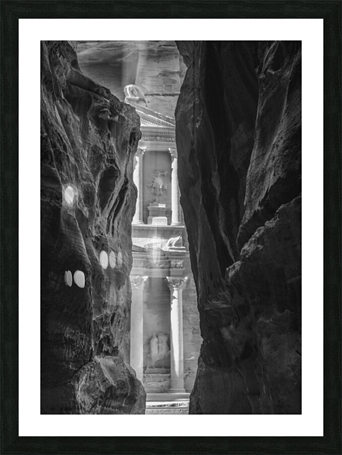 Monochrome Petra Treasury building facade seen through narrow go Impression et Cadre photo