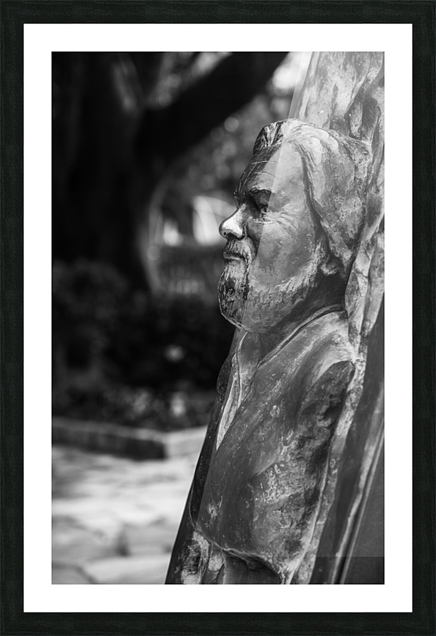 Statue of Gerald Durrell in Corfu in black and white  Impression encadrée