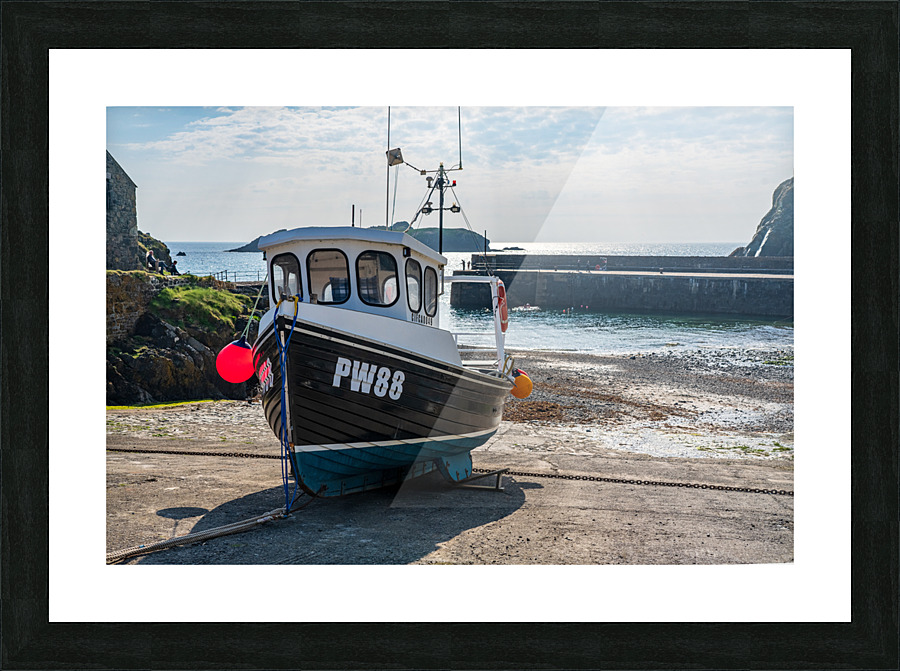 Fishing boat in old harbour at Mullion Cove in Cornwall Impression et Cadre photo