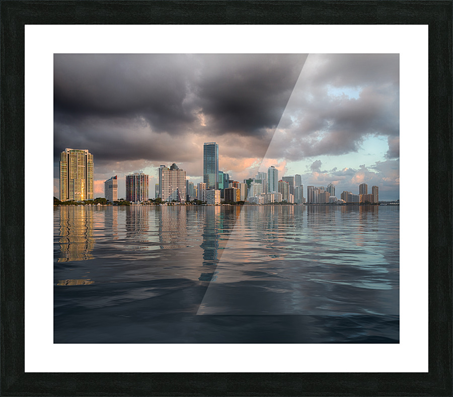 Dawn view of Miami Skyline reflected in water  Impression encadrée