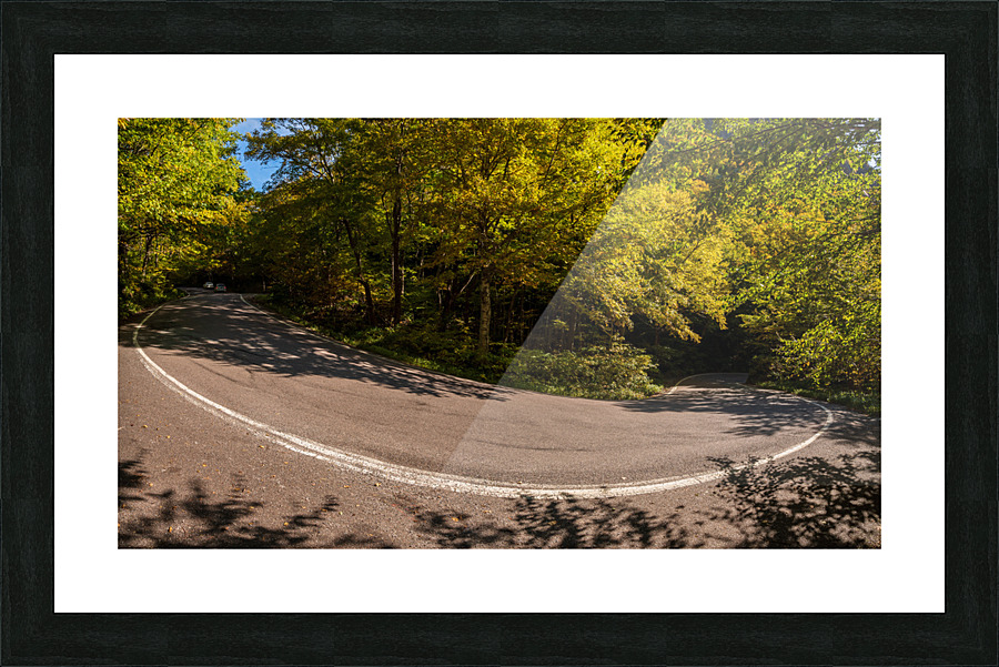 Narrow hairpin bend in Smugglers Notch in Vermont  Impression encadrée