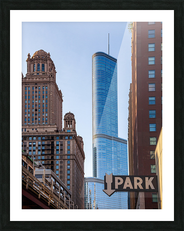 Trump Hotel towers over downtown Chicago  Impression encadrée