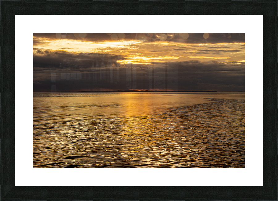 Golden sunset on a cruise on a calm Pacific ocean  Impression encadrée