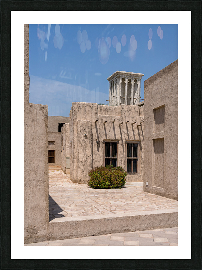 Narrow street in Al Shindagha district and museum in Dubai  Impression encadrée