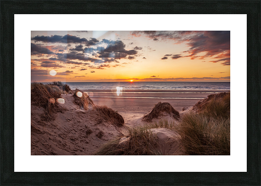 Sunset over Formby Beach through sand dunes  Impression encadrée