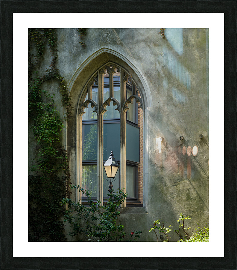 London street light seen through old windows of St Dunstan  Impression encadrée
