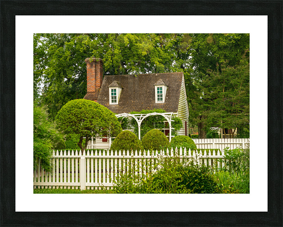 Old cottage and garden in Williamsburg Virginia  Impression encadrée