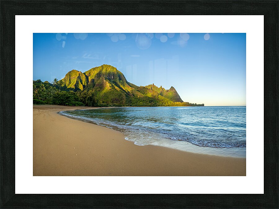 Early morning sunrise over Tunnels Beach on Kauai in Hawaii  Impression encadrée