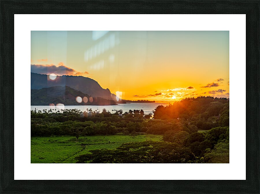 Sunset over Hanalei bay from overlook on the road  Impression encadrée