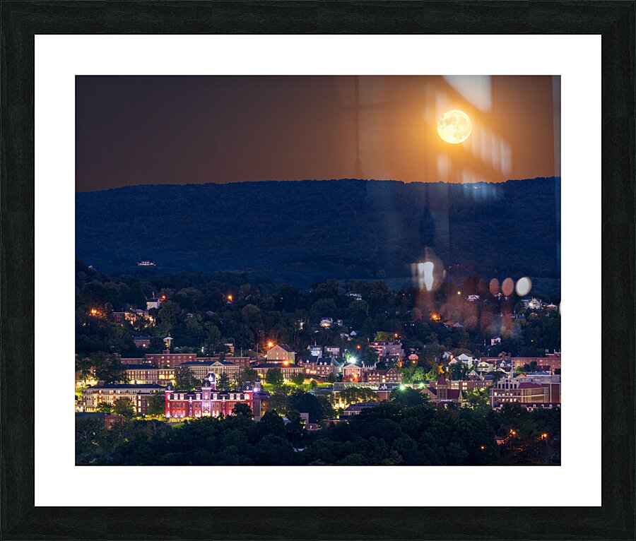 Supermoon rises in the sky above Morgantown in West Virginia  Impression encadrée