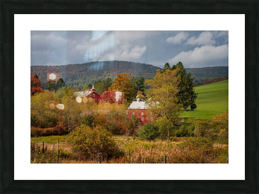 Historic red barn and farm nestled in fall colors in West Virgin  Impression encadrée
