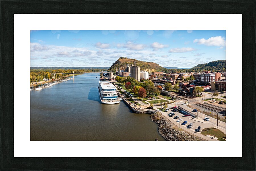 Aerial view of Red Wing Minnesota with river cruise boat  Impression encadrée
