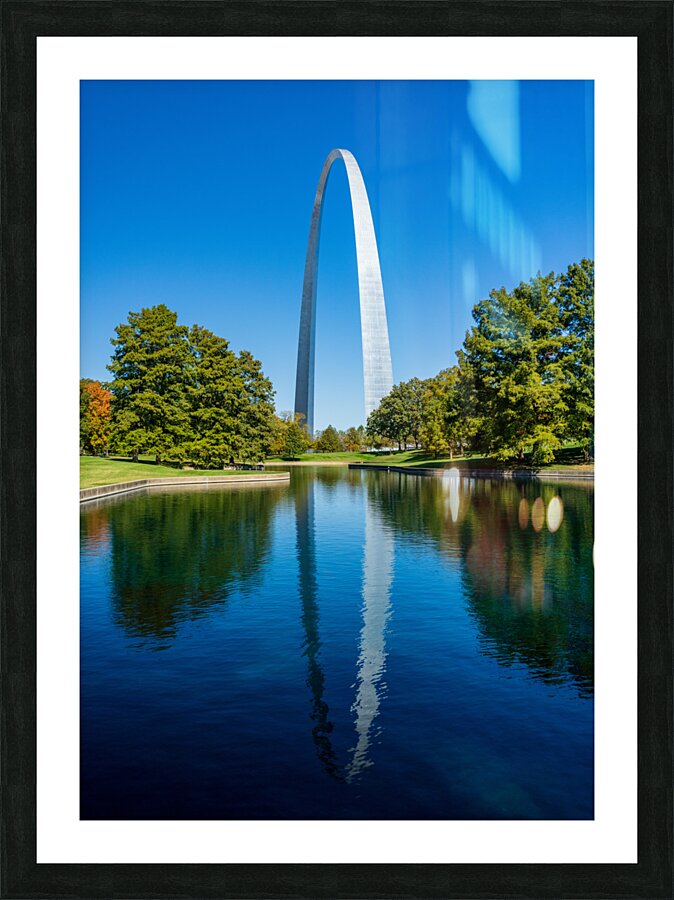 Gateway Arch of St Louis Missouri reflecting in the lake  Impression encadrée
