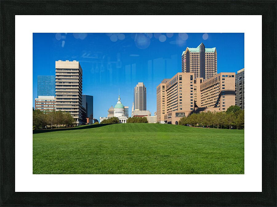 Old Courthouse in St Louis Missouri seen across green lawn  Impression encadrée