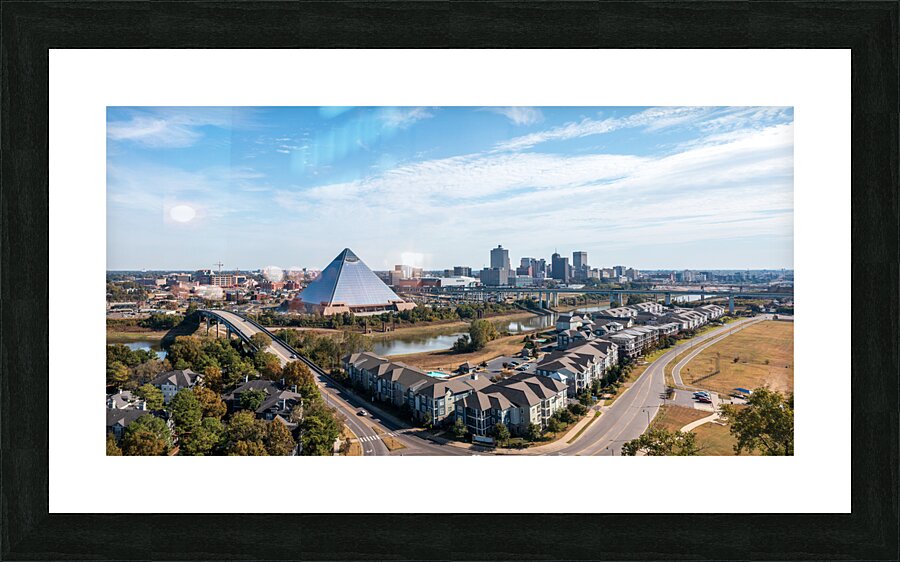 City skyline of Memphis in Tennessee with low water  Impression encadrée