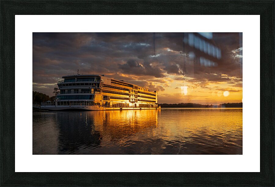 Sunset over Viking Mississippi river  cruise boat near Vicksburg  Impression encadrée