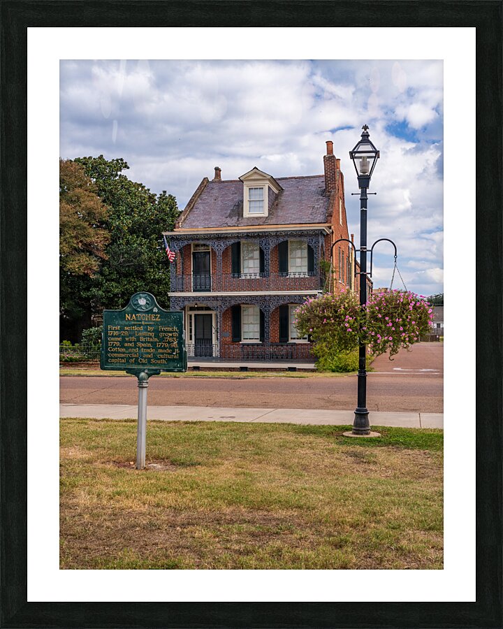 Facade of antebellum home in Natchez in Mississippi  Impression encadrée