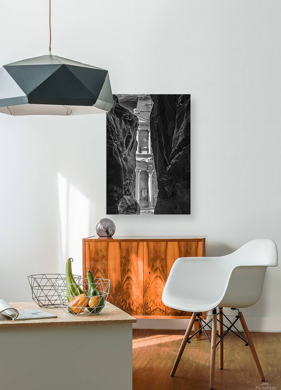 Monochrome Petra Treasury building facade seen through narrow go Reproduction