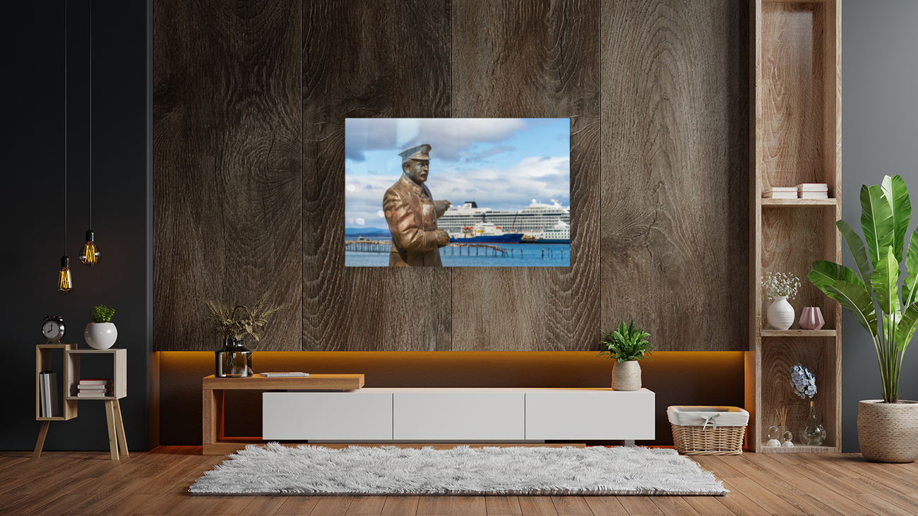 Statue of Ernest Shackleton pointing at Viking Jupiter ship in P Reproduction